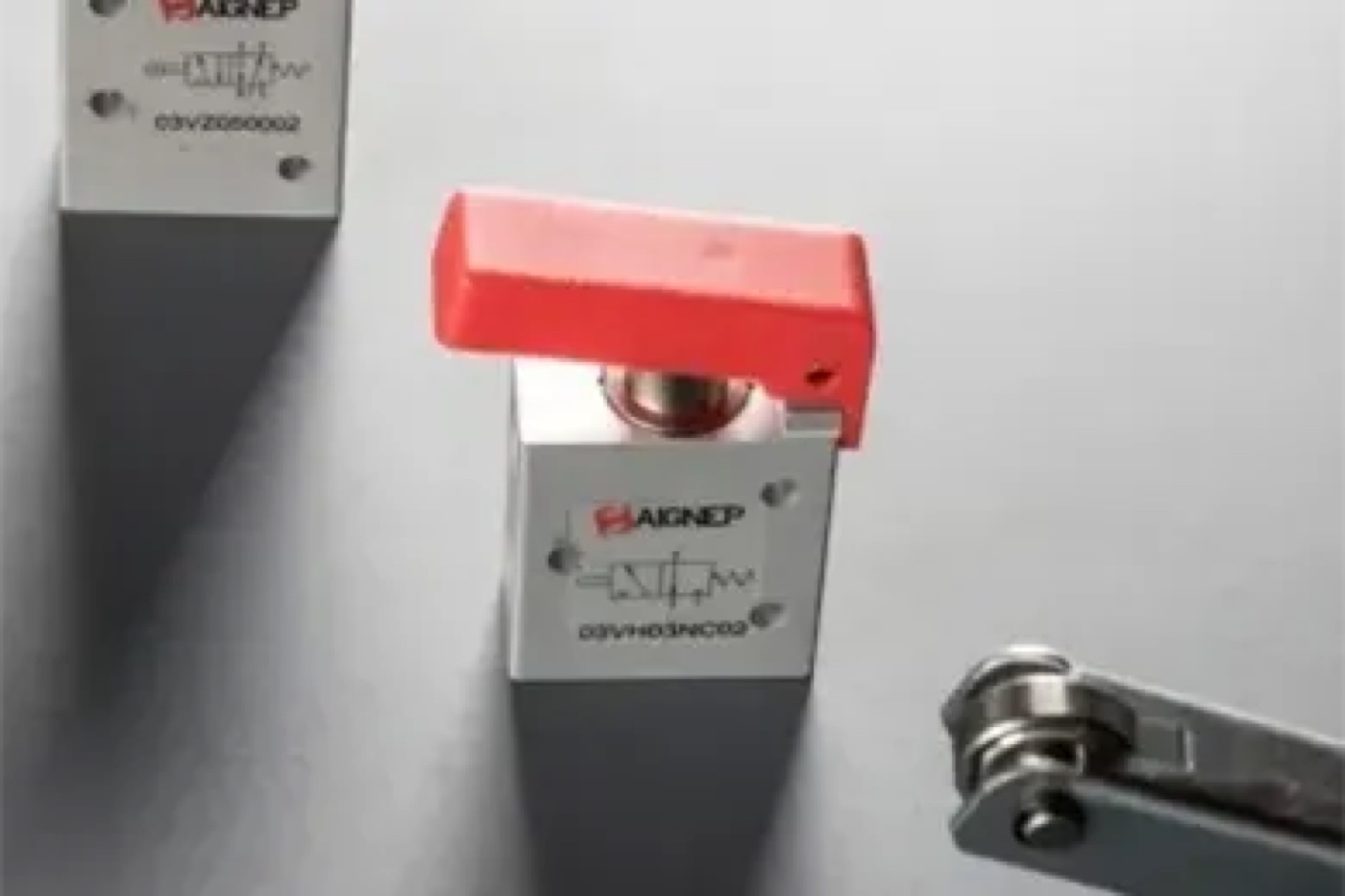 Aignep Distribuitoare pneumatice manuale/mecanice seria 03V