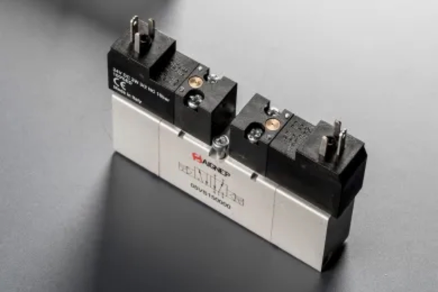 Aignep Distribuitoare cu pilotaj solenoid, bază VDMA 24563 seria 05V